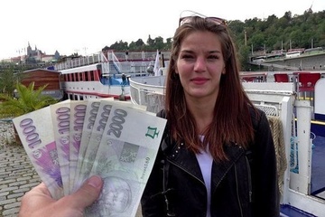 Незнакомка отсосала за деньги даже в раздевалке онлайн